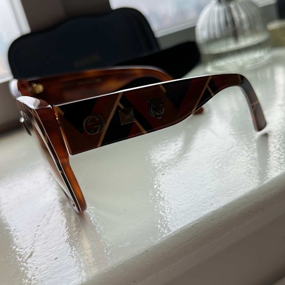 Authentic Gucci sunglasses in great shape! Includes the original case - Picture 3 of 10